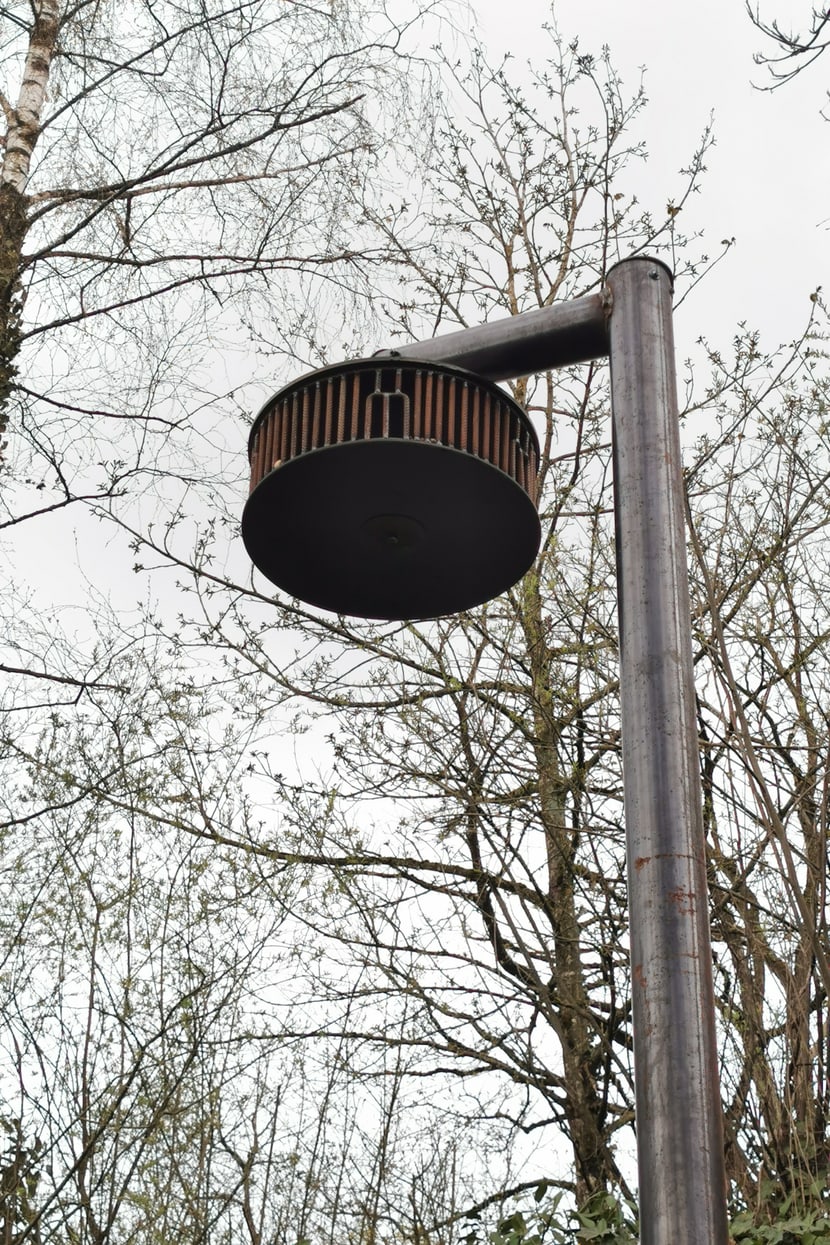 Futterkorb des Schüttelbaums für die Brillenbären im Sangay Bergnebelwald des Zoo Zürich.